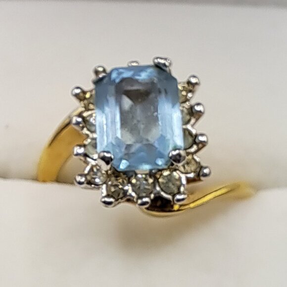 Aquamarine 7.9mm x 5.5mm Stone w Diamond Surround 18K Yellow Gold Size 6